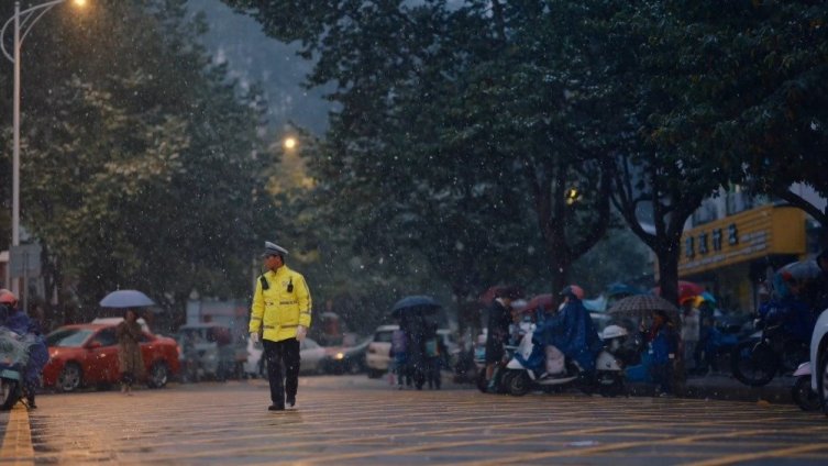 【 雪中的“小黄人”!截图即壁纸的视频】交警正能量雪景很美,雪“警” 也很美